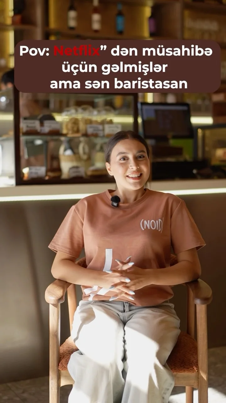 Бариста Coffee Noid в фирменной футболке с логотипом