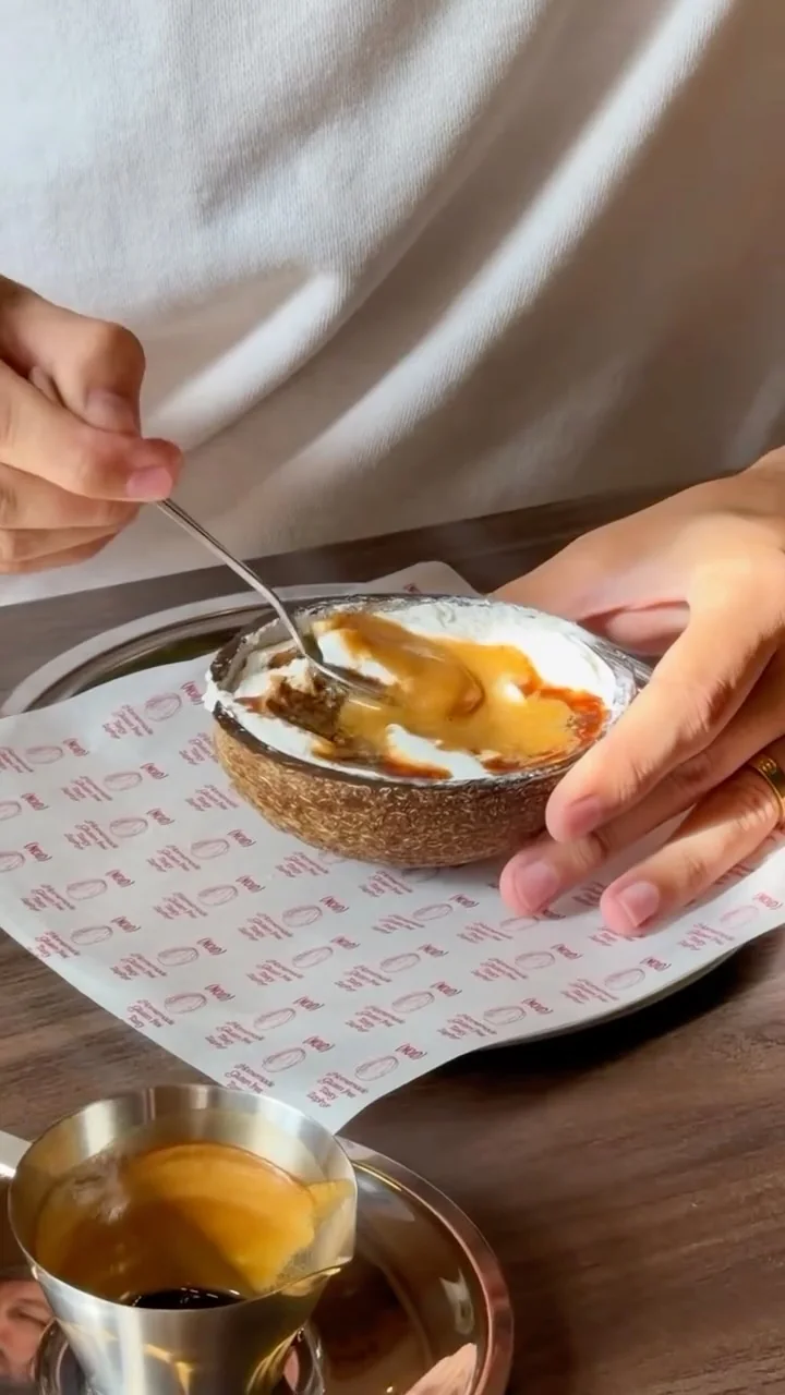 Coconut Affogato: шарик мороженого в половинке кокоса, рядом эспрессо — «лимитированная» новинка сети